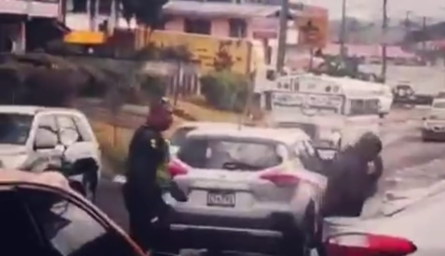 Incidente entre policía del tránsito y un bombero.