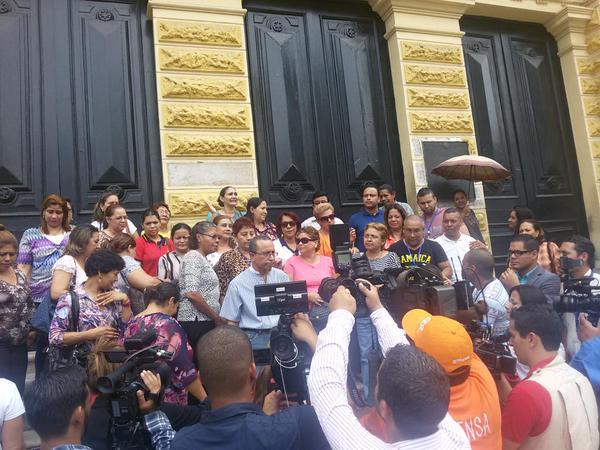 Los educadores decretaron el paro militante exigiendo mejoras en el plantel prometidas por autoridades del Meduca.