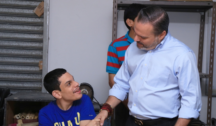 Viceministro de cultura, Gabriel González saluda a uno de los estudiantes con discapacidad que, gracias al programa de inclusión, estudian en la Escuela Nacional de Artes Plásticas del Ministerio de Cultura . Foto: Cortesía
