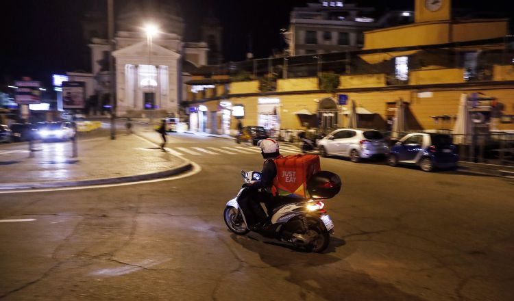 Las calles de Italia totalmente desiertas debido a la medida que limita la movilización para contener el coronavirus. FOTO/AP