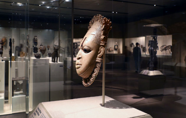 Una máscara en el Museo Metropolitano de NY. Artículos como los Bronces de Benín fueron saqueados en los 1800s. Foto / Andrea Mohin/The New York Times.