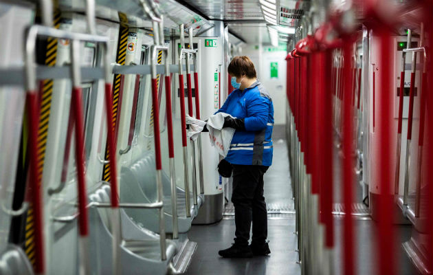 En Hong Kong, sitios operados por el Gobierno fueron cerrados. Desinfectando un tren. Foto / Isaac Lawrence/Agence France-Presse — Getty Images.