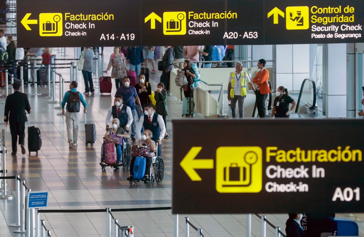 El doctor Xavier Sáez-Llorens precisó que las medidas por el coronavirus a nivel de aeropuertos son cada vez más improductivas, costosas y perturbadoras. Foto AP