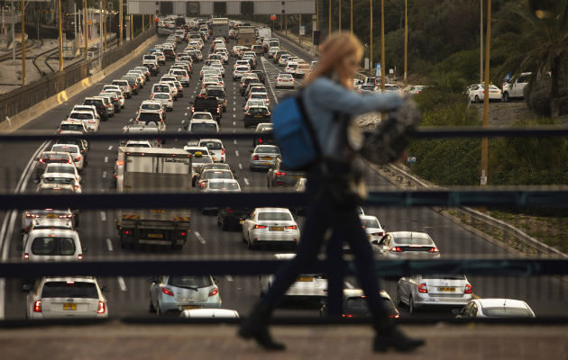 “Es un solo embotellamiento enorme que no tiene fin”, dijo un automovilista sobre el tráfico. Una autopista en Tel Aviv. Foto / Dan Balilty para The New York Times.