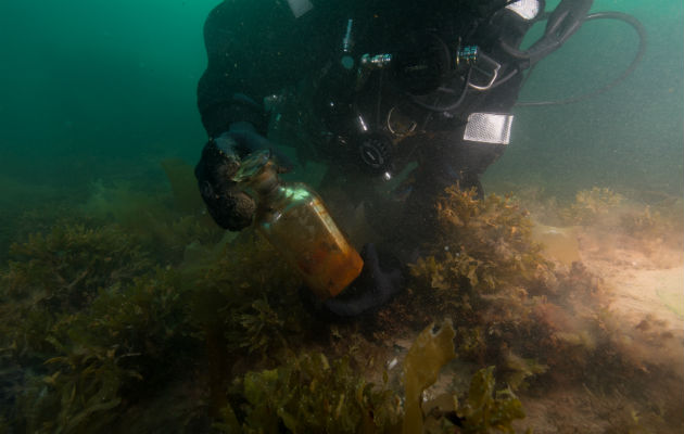 El HMS Erebus durmió en su lecho más de un siglo hasta que su silueta fue vista en el 2014. Una licorera del navío. Foto / Parks Canada Agency.