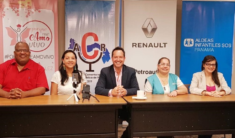 Mesa principal. Al centro, el escritor, motivador y presentador de TV del programa 'Hola Martín' en Utilísima, Martín Llorens, en la conferencia 'Con Tu Permiso Quiérete', basada en su libro homónimo. Cortesía