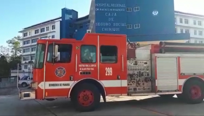 El corto circuito ocasiono una gran cantidad de humo, obligando el desalojo de las personas que estaban en pre operatorio. Foto/José Vásquez