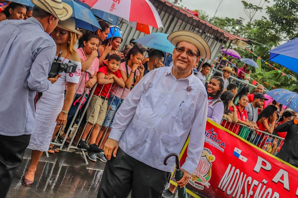 El director del Colegio Monseñor Francisco Beckmann, Norato González, fue la primera víctima fatal del coronavirus (COVID-19) en Panamá, según el registro del Ministerio de Salud.