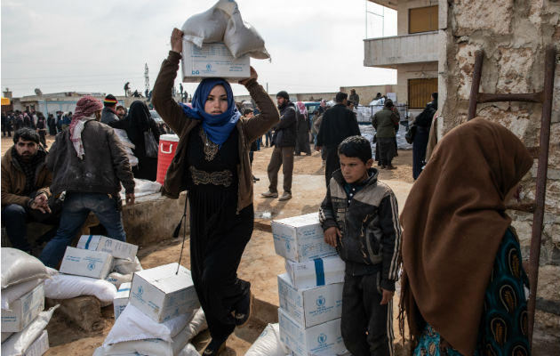 Con gran parte de la provincia de Idlib bajo fuego, grupos de ayuda batallan para llevar suministros a desplazados. Foto / Burak Kara/Getty Images.