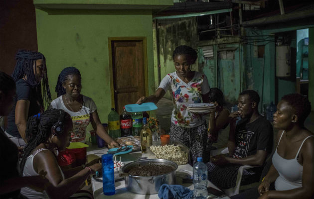 Migrantes de Camerún festejan un cumpleaños en un bar en Tapachula, México. Foto / Daniele Volpe para The New York Times.
