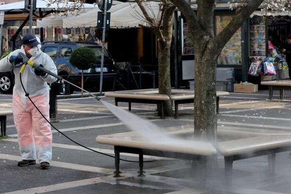 Varios operarios trabajan en la limpieza para evitar la propagación del coronavirus, en la plaza de la Estación Central de Milán. FOTO/EFE