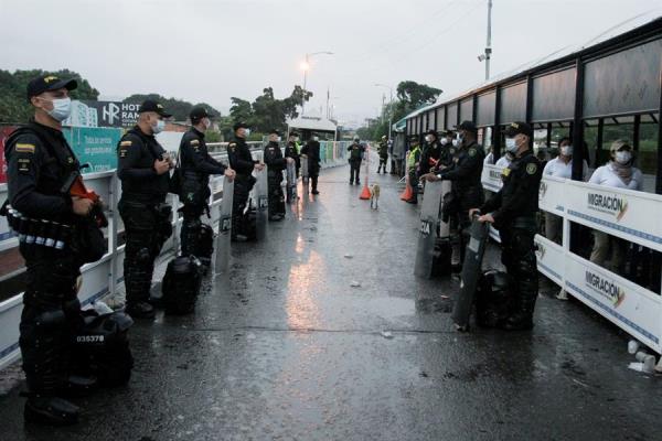 el Gobierno colombiano también cerró desde el sábado la porosa frontera con Venezuela, de 2.219 kilómetros, y declaró dos días antes la emergencia sanitaria, con lo que se cancelaron prácticamente todos los eventos públicos en el país. FOTO/EFE