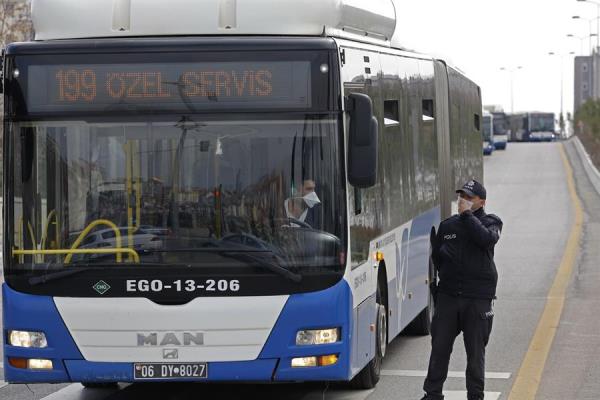 Los autobuses llevan a ciudadanos turcos que regresaron de Arabia Saudita para peregrinar a la Umrah, para colocarlos en dormitorios para evitar la propagación del nuevo coronavirus COVID-19, como parte de las medidas de cuarentena, en Ankara,  FOTO/EFE