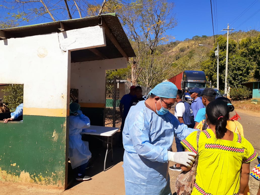 La acciones del Ministerio de Salud y las autoridades comarcales obedece a las denuncias que han surgido, sobre el ingreso masivo de indígenas procedente de Costa Rica donde estaban laborando en actividades agrícolas.FOTO/José Vásquez