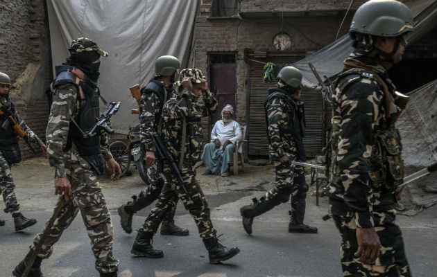 Más de 40 personas han muerto en violencia sectaria en Nueva Delhi. Un patrullaje policiaco. Foto / Atul Loke para The New York Times.