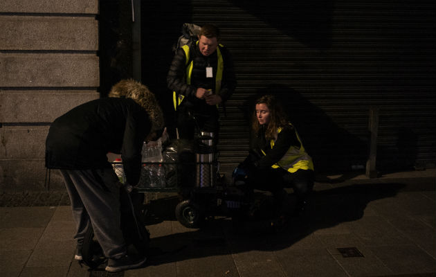 Elevadas rentas y pocas protecciones a inquilinos han dejado a miles sin hogar en Irlanda. Distribuyendo comida a un indigente. Foto / Paulo Nunes dos Santos para The New York Times.