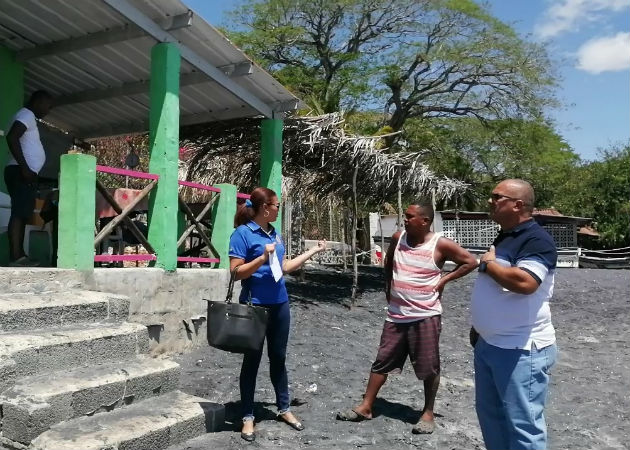 Inspección en el  embarcadero de Playa Gorgona. Foto: Eric Montenegro.