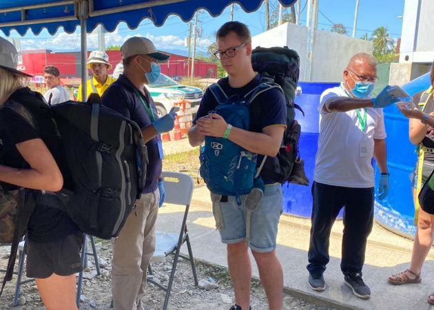 Toma de temperatura a un turista en Bocas del Toro. Foto: Mayra Madrid.