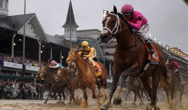 Luis Sáez llevando las riendas de Maximum Security durante el Derby de Kentucky de 2019.