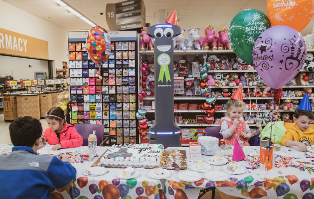 Una compañía de supermercados ha dado a sus robots ojos saltarines. Foto / Jeenah Moon para The New York Times.