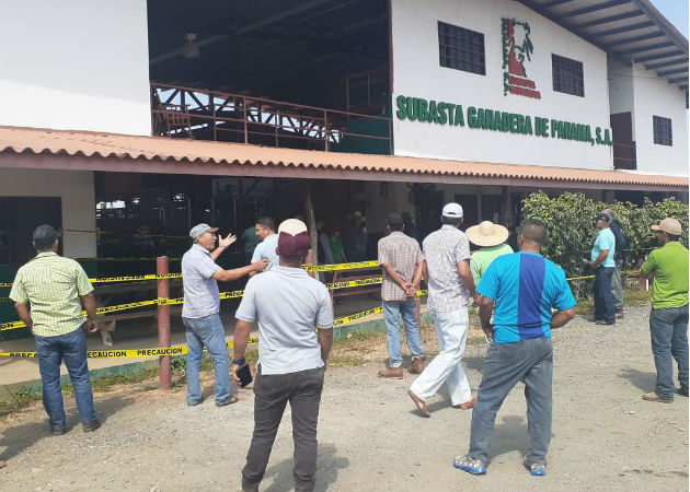  Los ganaderos se acercaron al sitio en busca de respuestas. Foto: Thays Domínguez