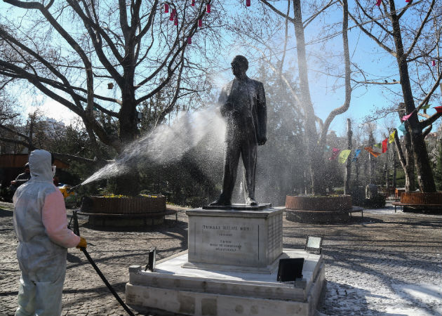 Funcionarios municipales desinfectan un área de juegos en Ankara. Foto: EFE.