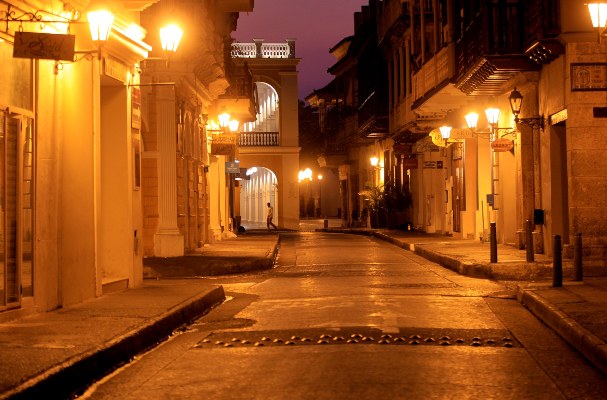 Un hombre camina por una calle vacía en Cartagena de Indias (Colombia). El alcalde de Cartagena decretara un toque de queda desde las 6 de la tarde hasta las 4 de la mañana y con una duración preliminar hasta el 5 de abril para prevenir el aumento de casos de contagio de coronavirus. FOTO/EFE