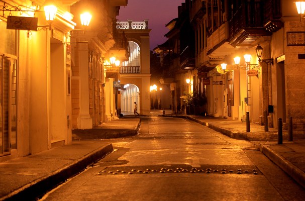  Un hombre camina por una calle vacía en Cartagena de Indias (Colombia). El alcalde de Cartagena decretara un toque de queda desde las 6 de la tarde hasta las 4 de la mañana y con una duración preliminar hasta el 5 de abril para prevenir el aumento de casos de contagio de coronavirus.  FOTO/EFE