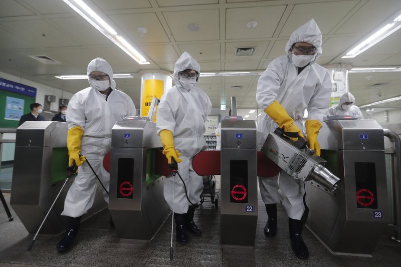 Los operativos de limpieza en los aeropuertos de diferentes partes del mundo se han intensificado por el coronavirus. Foto AP