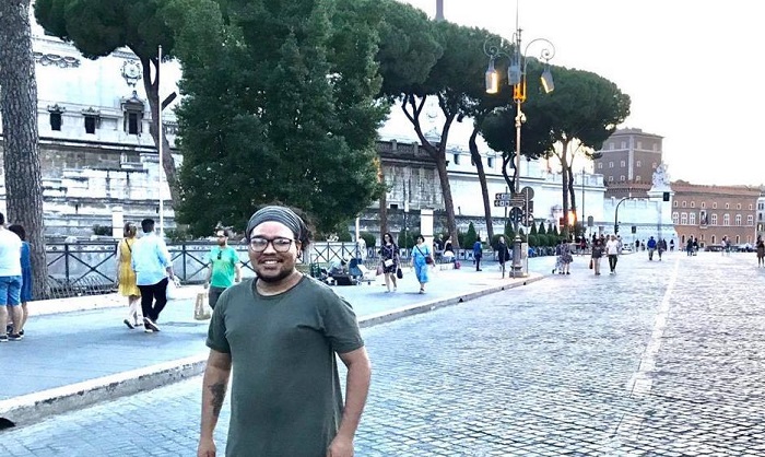 Luis Batista reside en Roma, Italia, donde estudia música desde el 24 de octubre de 2017.