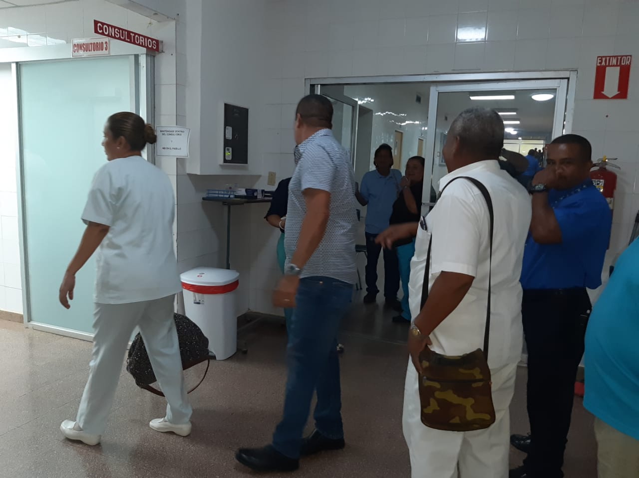 Las autoridades mantiene una estricta vigilancia rn rl área hospitalaria donde varias personas están en cuarentena.  FOTO/Melquiades Vázques