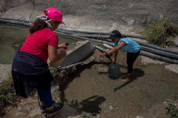Los venezolanos buscan agua desesperadamente FOTO/EFE