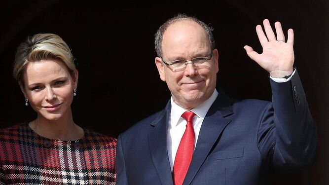 El Príncipe Alberto II de Mónaco, tiene coronavirus, se informó este jueves 19 de marzo. En la foto de EFE, junto a su esposa Charlene.iene coronavirus, anunció comunicado desde Palacio. Foto: EFE