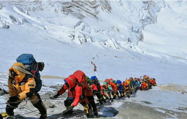 El Monte Everest vio la temporada pasada un embotellamiento mortal. Foto / Rizza Alee/Associated Press.