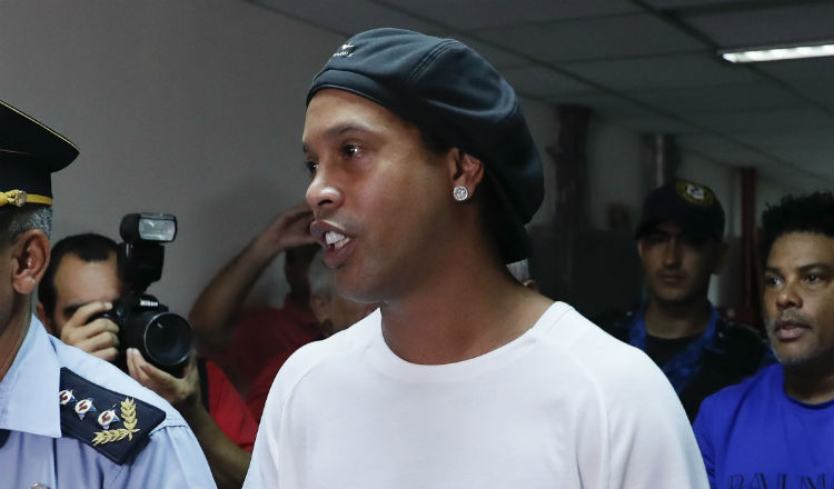 Ronaldinho, encarcelado en Paraguay, se refugia con el fútbol sala como terapia