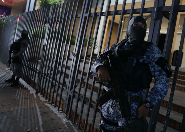 Fuerzas de seguridad vigilan un centro comercial cerrado en San Salvador. Foto: EFE.