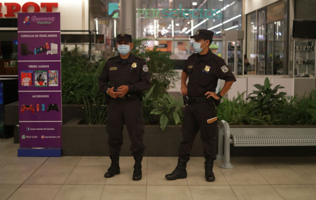 Fuerzas de seguridad vigilan un centro comercial cerrado en San Salvador. Foto: EFE.