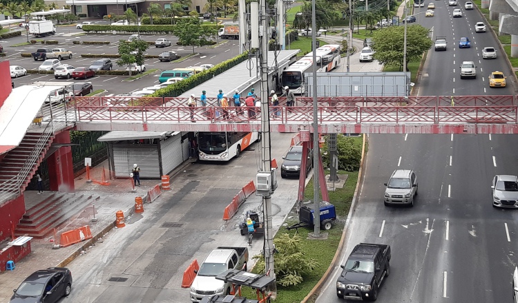 El transporte público podrá operar por motivos de salud, durante las ocho horas del toque de queda. Archivo