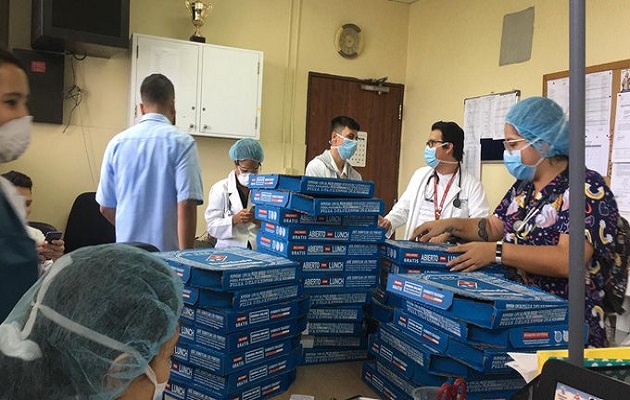 La comida fue repartida entre personal médico y demás colaboradores de ese centro hospitalario. Foto: CSS.