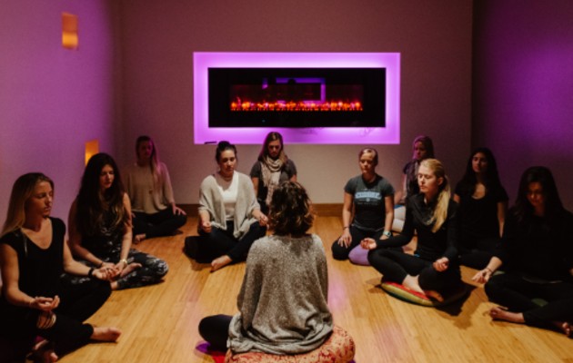 Algunas compañías ofrecen programas de bienestar para empleados. Una sesión de meditación en Vancouver. Foto / Kamil Bialous para The New York Times.