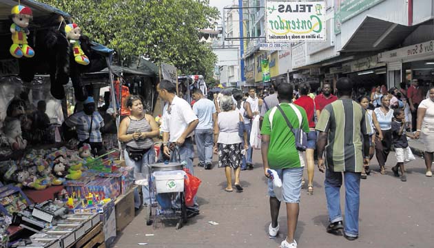 Se debe hacer más rigurosa la restricción de movilidad a gente joven. Foto: Archivo