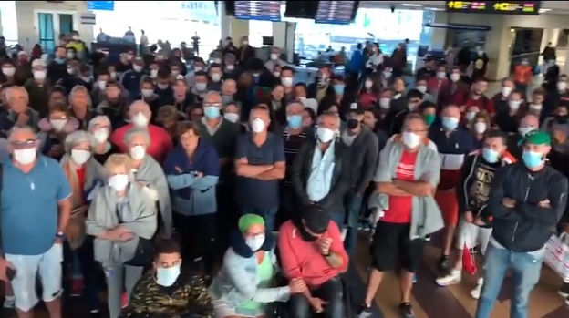 Estos pasajeros quedaron varados en el Aeropuerto de Tocumen, luego de que sus vuelos fueran cancelados.