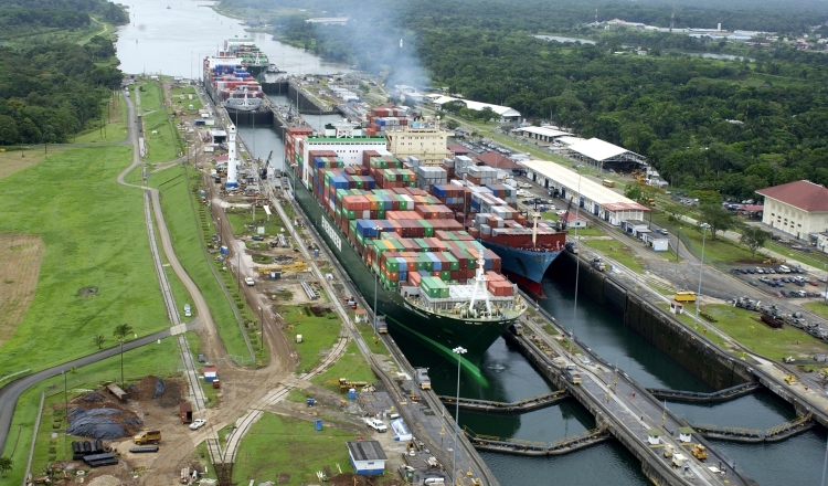 Por el Canal de Panamá está transitando gran cantidad de mercancía con diversos destinos.