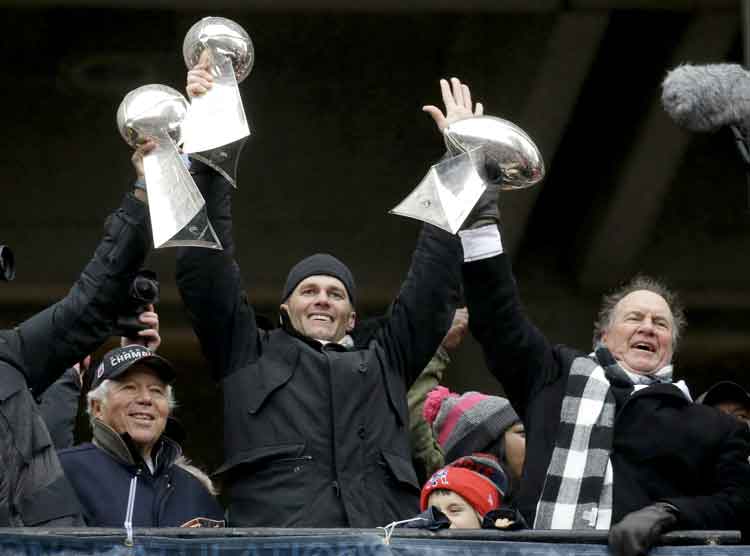 Tom Brady junto a Robert  Kraft (izq.) Foto AP