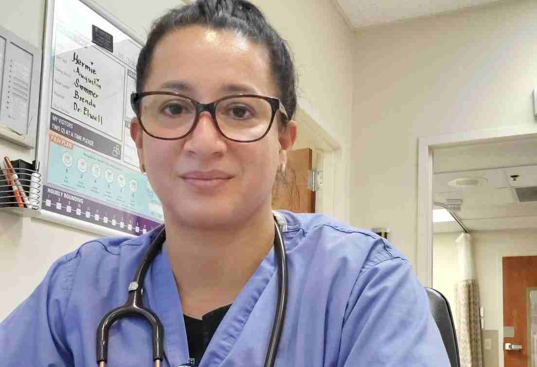 Elsa Espinosa Perce trabaja en salas de urgencias en Texas.