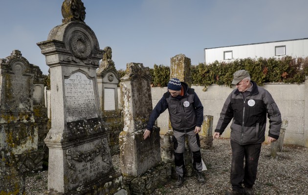 Tumbas, escuelas y muros de aldeas judías han sido desfigurados con esvásticas y referencias nazis en la región alsaciana de Francia. Foto / Kasia Strek para The New York Times.