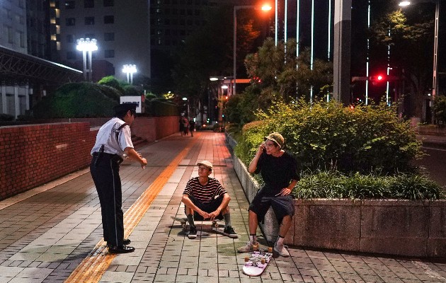 Muchos practicantes del skateboarding dicen haberse acostumbrado a los regaños de la policía. Foto / Chang W. Lee/The New York Times.
