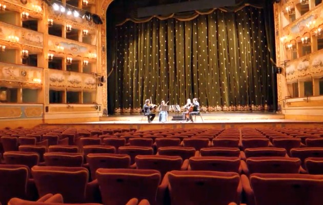 Un cuarteto de cuerdas tocó el 2 de marzo en una vacía casa de ópera la Fenice, en Venecia; el concierto fue transmitido en vivo vía YouTube.