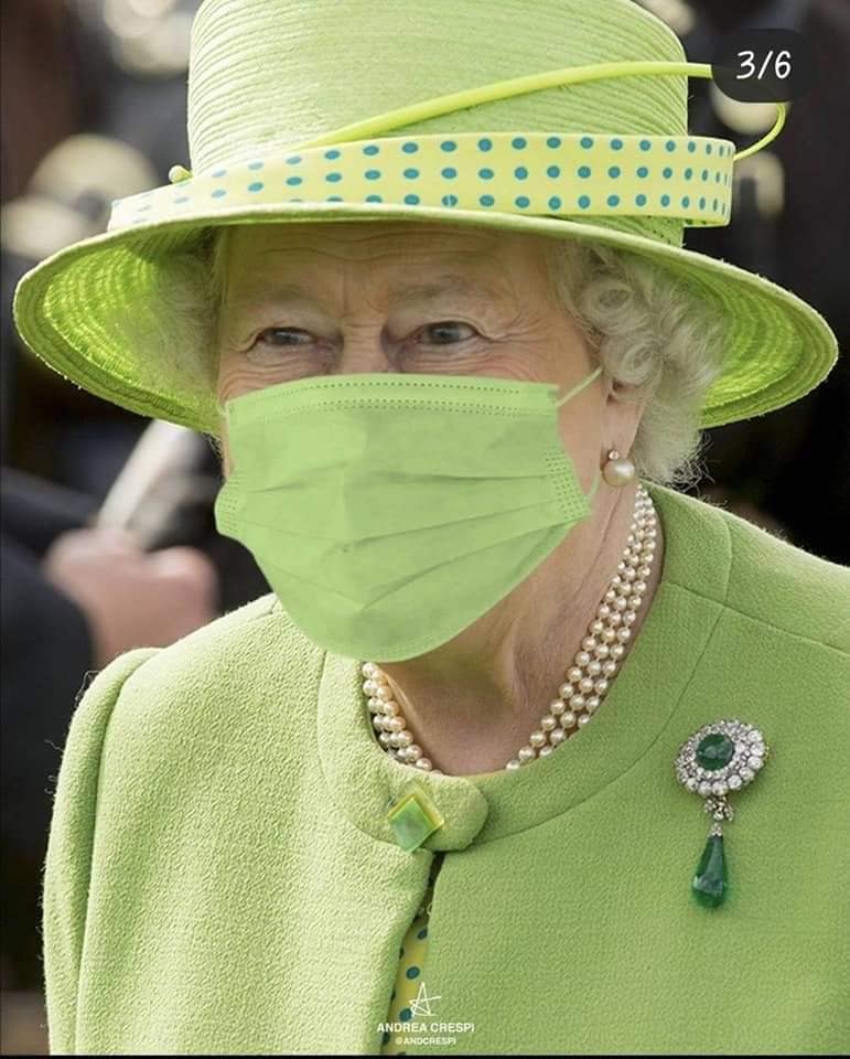 Reina Isabel II, en tiempos de coronavirus. Cada detalle de su 'outlook' habla de glamour y gusto exquisito al vestir. Foto: Facebook