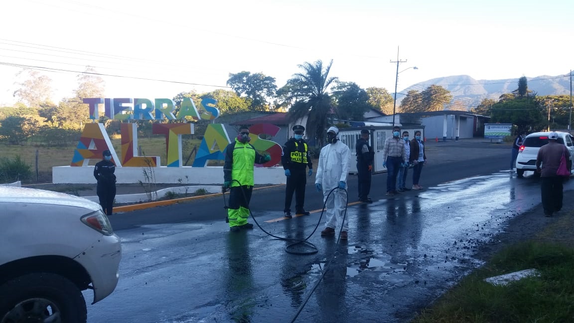 Se ha procedido a desinfectar los camiones y carros que entran al distrito de Tierras Altas. Foto: José Vásquez.